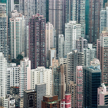 Jak zrobić dziecięce łóżko z palet z zabezpieczeniem i dekoracją